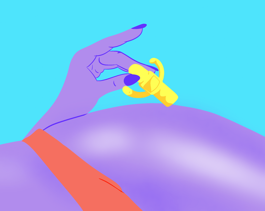 Conto Erótico Encaixou, Gozou. Ilustração de uma mulher segurando o bullet Clits da pantynova contra o quadril.
