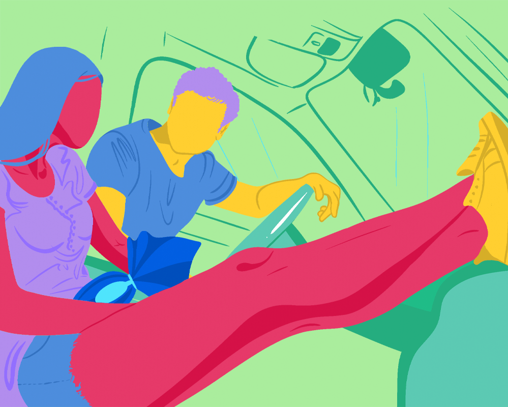 Conto Erótico Trepada de Páscoa, casal heterossexual dentro de um carro, mulher no banco do passageiro segurando um ovo de Páscoa. Enquanto o homem esta reclinado ao volante.